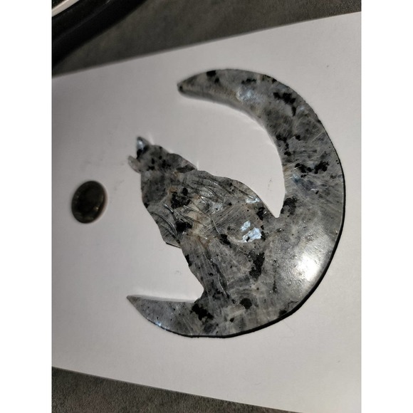 Larvikite Howling Wolf and Moon - Picture 2 of 4